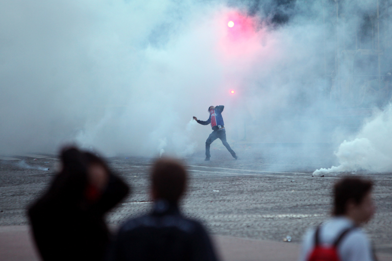 Illustration for article titled PSG's Championship Parade Ended In Riots